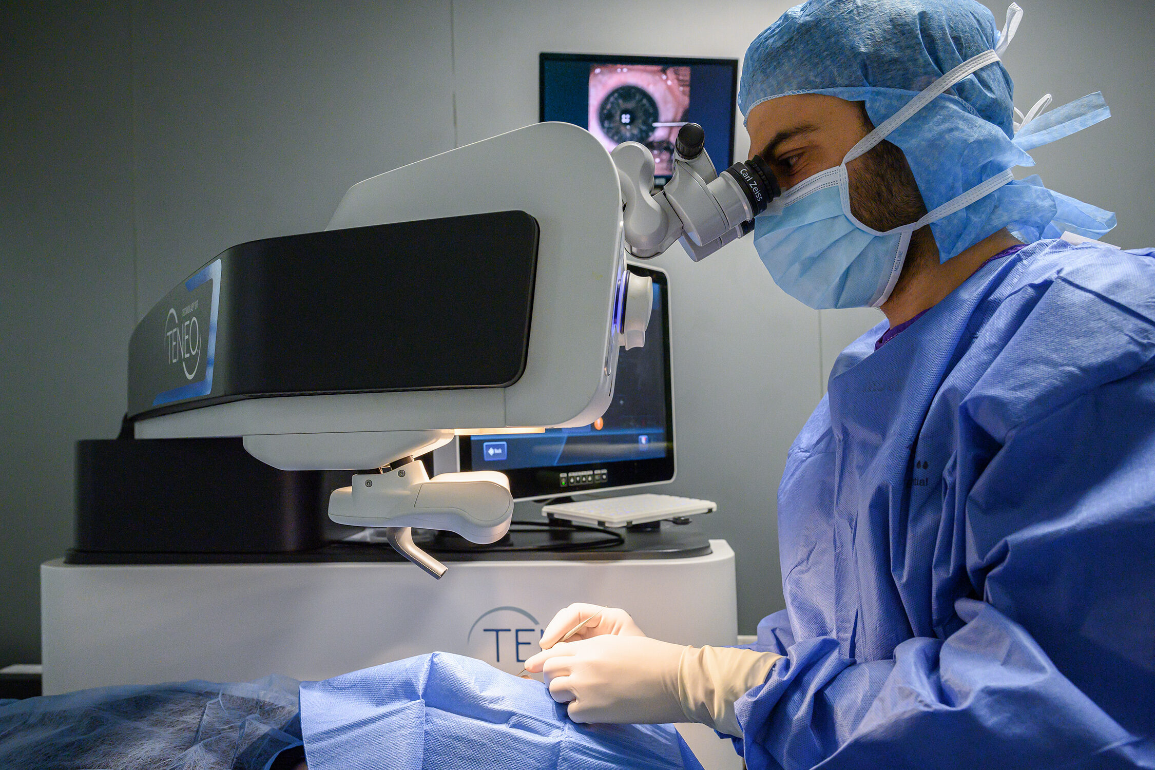 Le Dr Alexandre Omidi au microscope opératoire pendant une chirurgie de l'œil