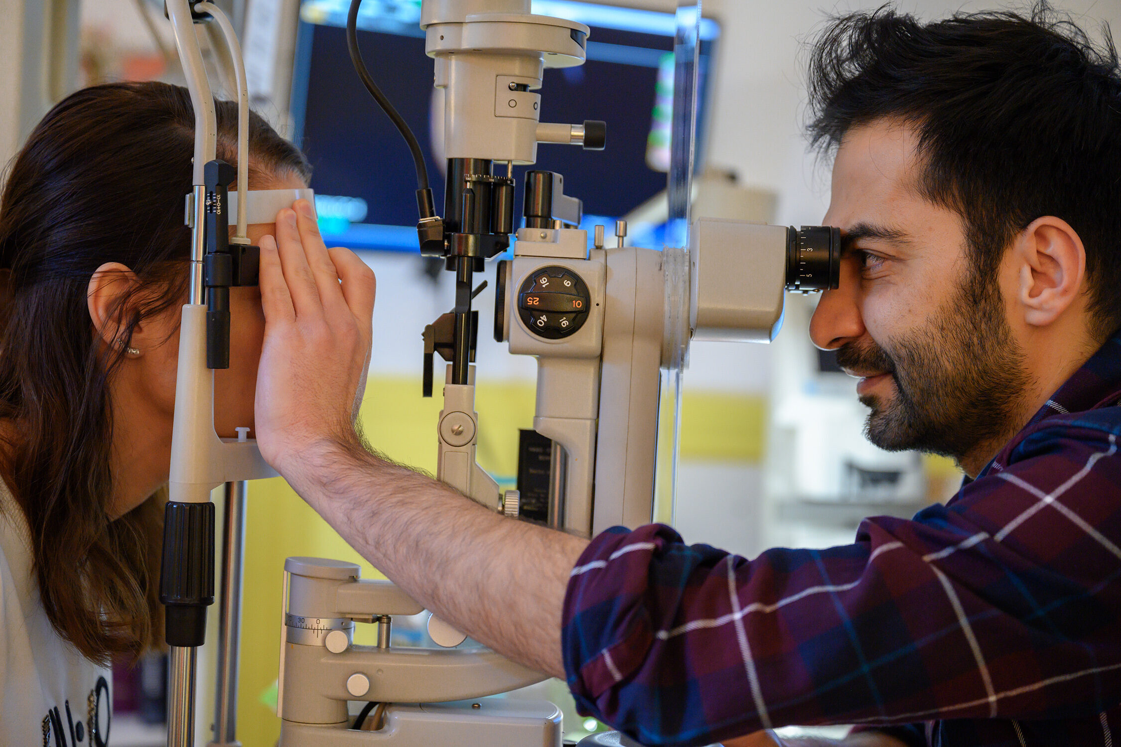 Le Dr Alexandre Omidi examine une patiente à la lampe à fente
