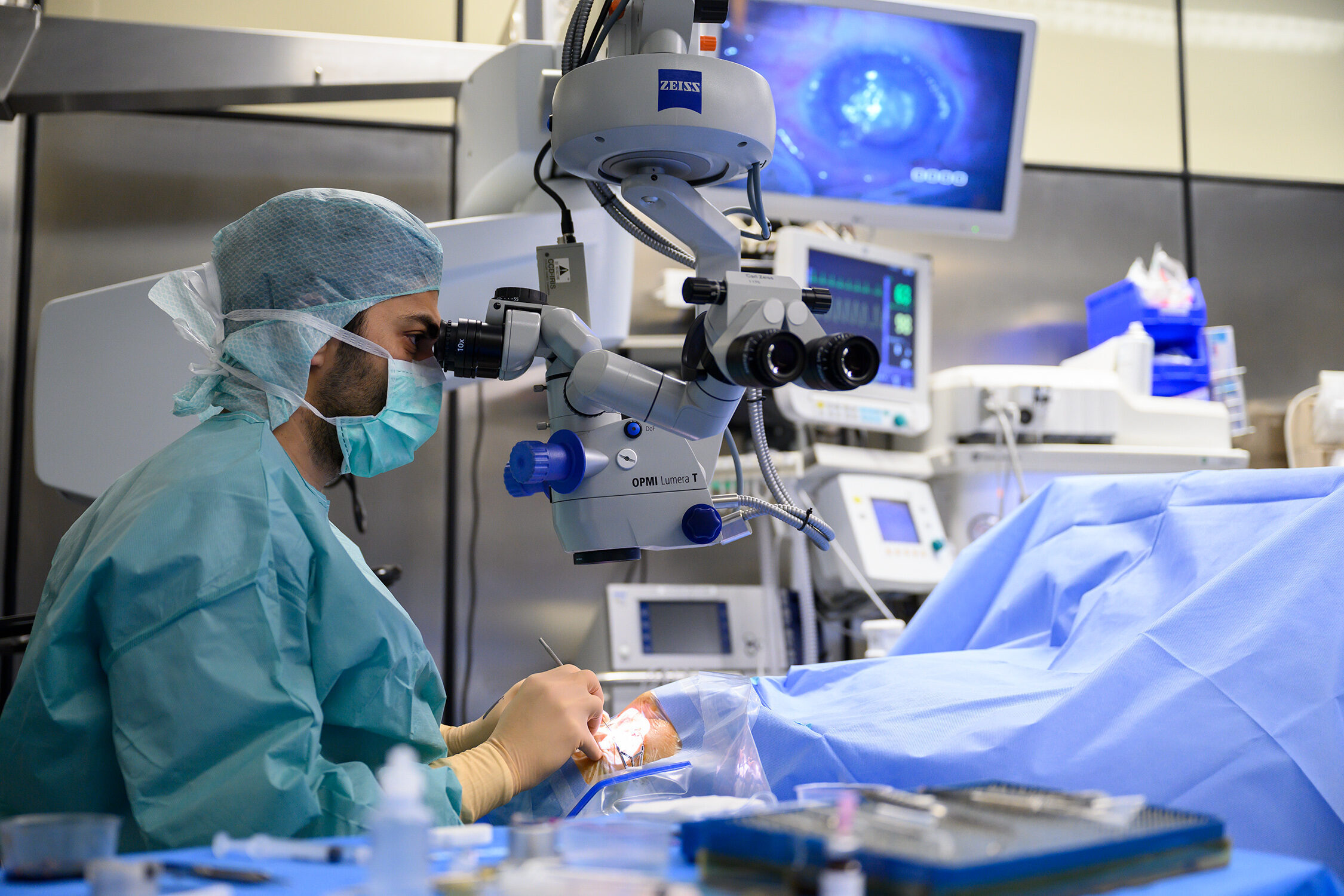 Pose d'un implant intraoculaire au microscope opératoire
