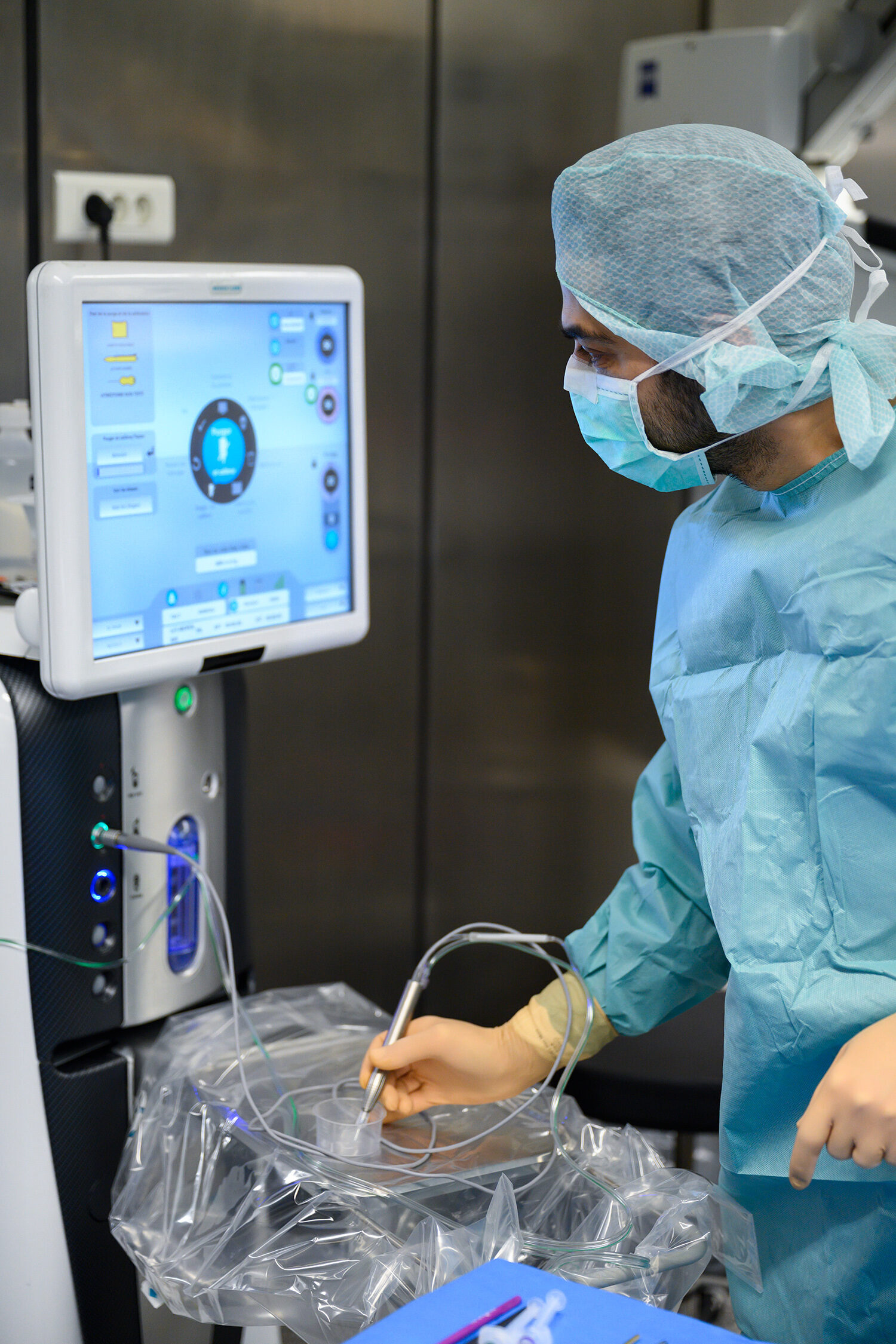 Préparation du matériel au bloc opératoire avant la pose d'un implant intraoculaire