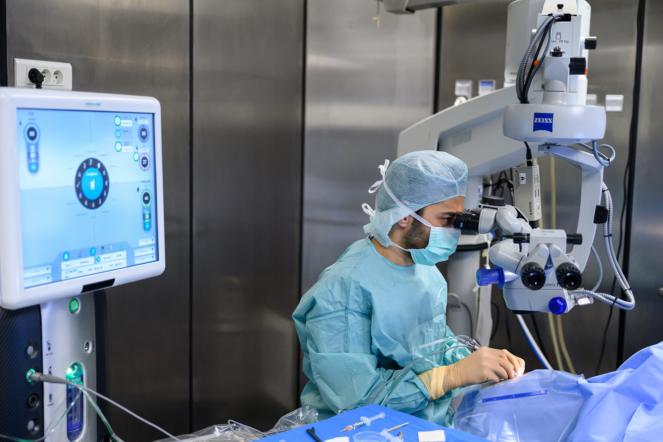 Intervention de la cataracte au microscope opératoire avec écran de phacoémulsification