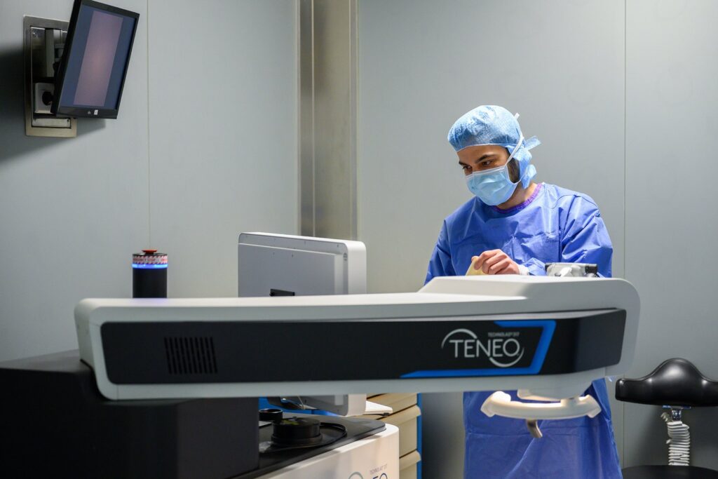Le Dr Alexandre Omidi au bloc opératoire devant le laser Excimer