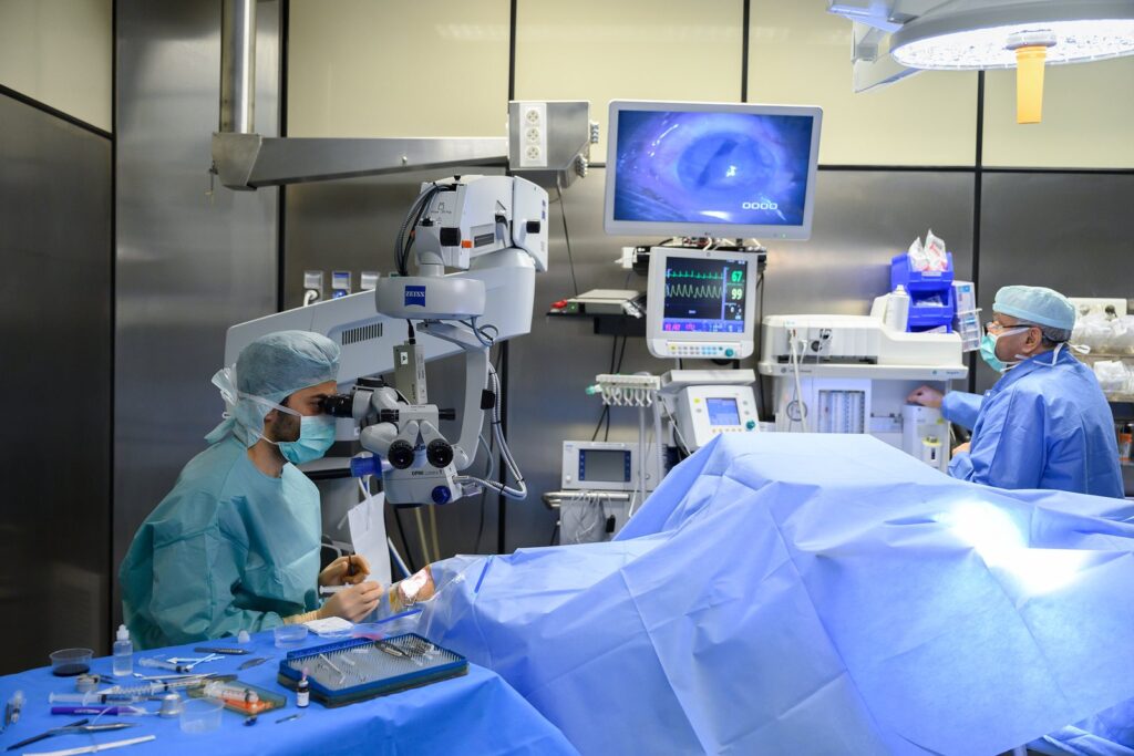 Vue d'ensemble du bloc opératoire équipé d'un microscope chirurgical