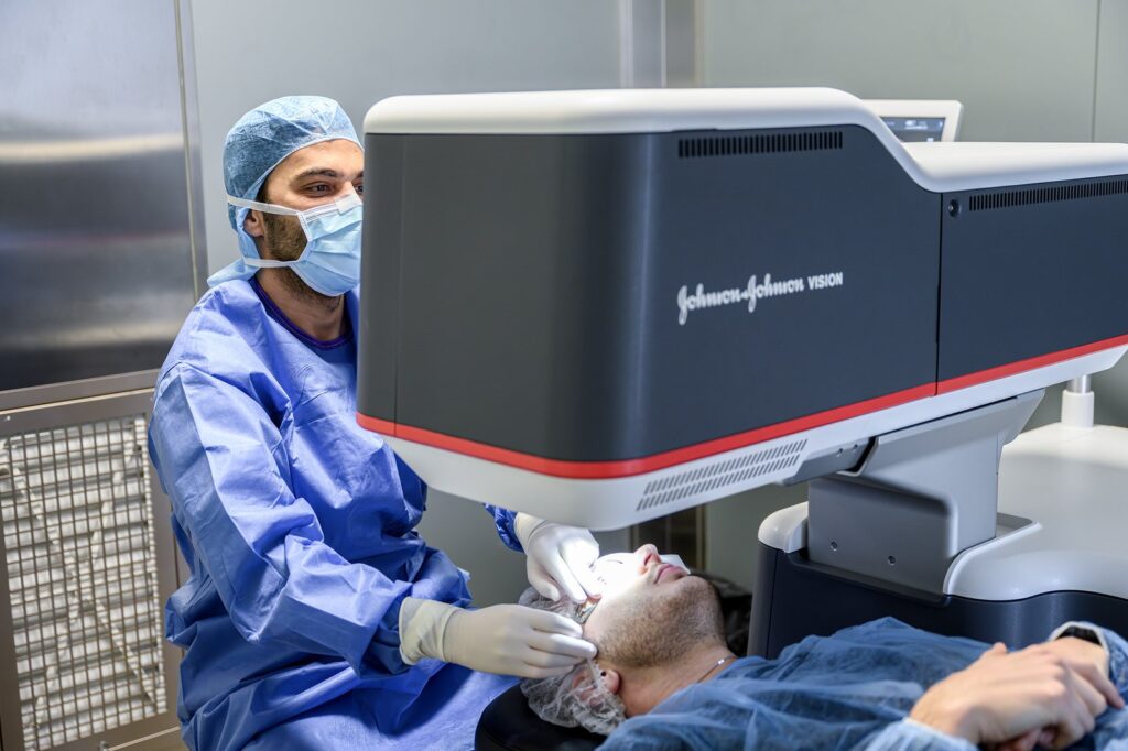 Intervention de LASIK au laser femtoseconde au bloc opératoire
