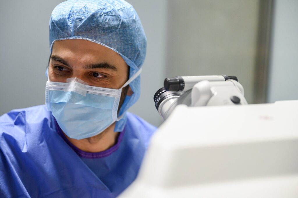 Portrait du Dr Alexandre Omidi en tenue de bloc opératoire